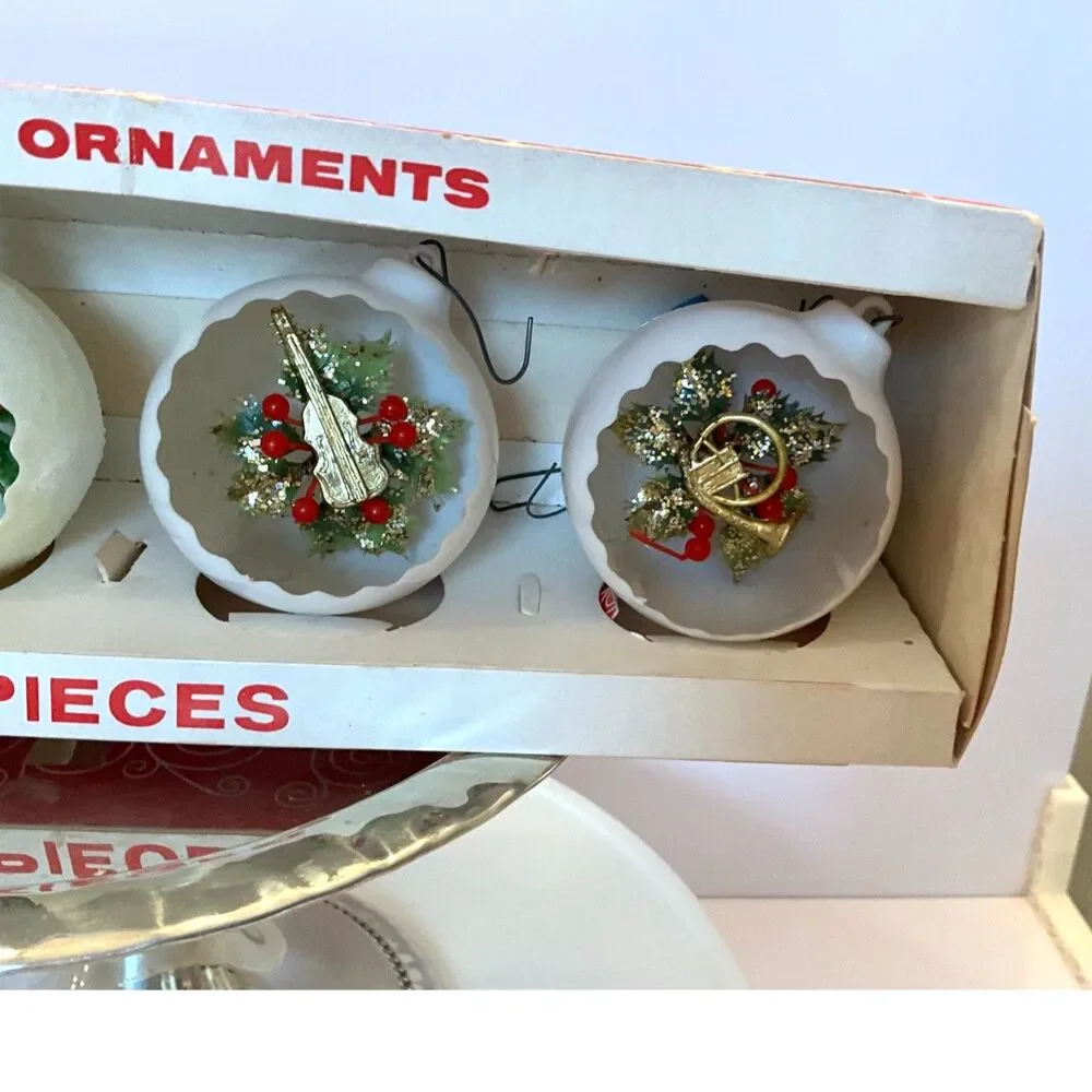 Decor Novelties Box of 4 Christmas ornaments diorama balls MCM snowballs